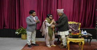 राष्ट्रपतिद्वारा गायिका मेनुका पौडेल सम्मानित