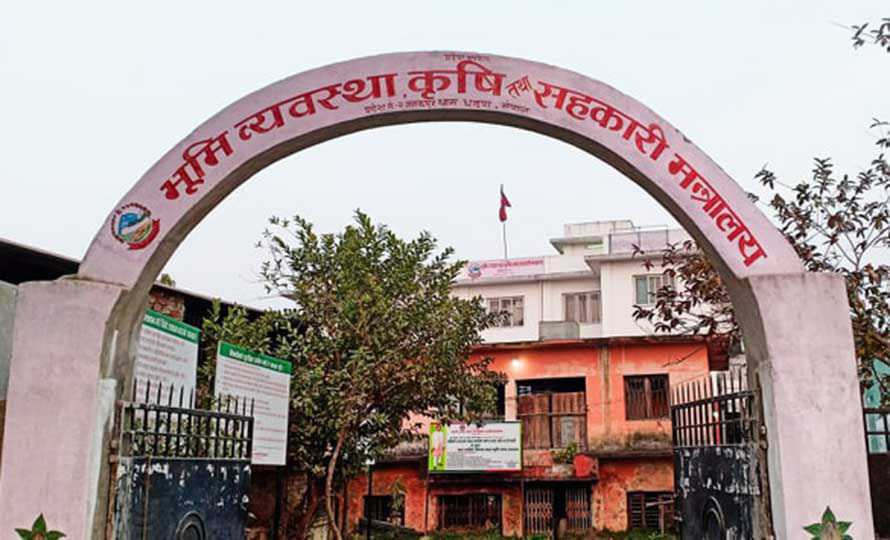 जनकपुरधाम मन्त्रालयमा व्यापक भ्रष्टाचार गरे पनि कुनै निकायले कारबाही प्रक्रिया अगाडि नबढाए भन्दै पिडित कृषक समुदायले संचारकर्मी सँग गरे आग्रह  ।