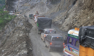 पृथ्वी राजमार्गको मुग्लिन-आँबुखैरेनी खण्डमा यातायात आवागमन बन्द