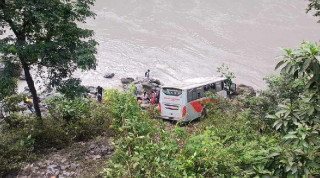 बस र कार ठोक्किँदा त्रिशुलीमा बस खस्यो, २० जना घाइते