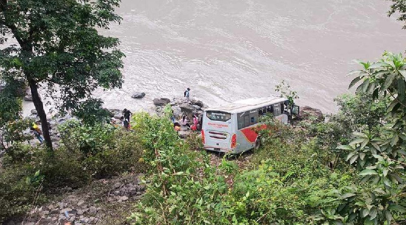 बस र कार ठोक्किँदा त्रिशुलीमा बस खस्यो, २० जना घाइते