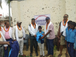 नगर प्रमुख र वडा अध्यक्षको उपस्थितीमा स्कुलको  पोशाक वितरण कार्यक्रम