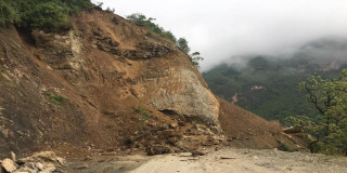 पहिरोले  महाकाली लोकमार्ग अवरुद्ध