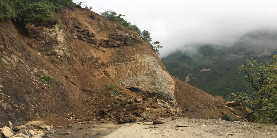पहिरोले  महाकाली लोकमार्ग अवरुद्ध