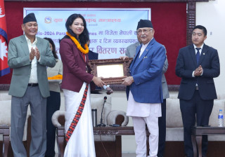 ओलीबाट पदक विजेता पलेसालाई पुरस्कार प्रदान