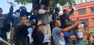 पोखरामा रास्वपाका कार्यकर्ताको बिरोध प्रदर्शन