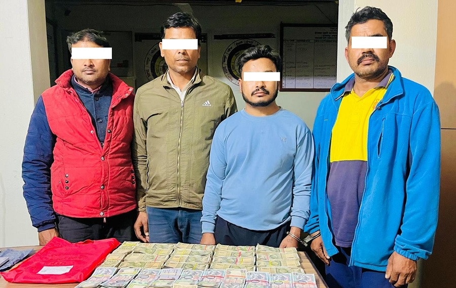 २८ लाख ९० हजार रकमसहित चार जना पक्राउ