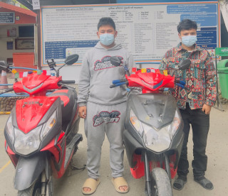 स्कुटर चोरीमा  संलग्न दुई जनालाई ट्राफिक प्रहरीको नियन्त्रणमा