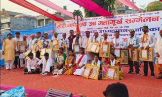 आफूलाई महामूर्ख साबित गर्न तछाडमछाड, यो वर्ष को बन्लान् महामूर्ख ?