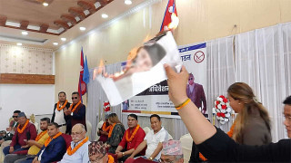 राप्रपाले रोस्टममै  प्रचण्डको फोटो जलायो