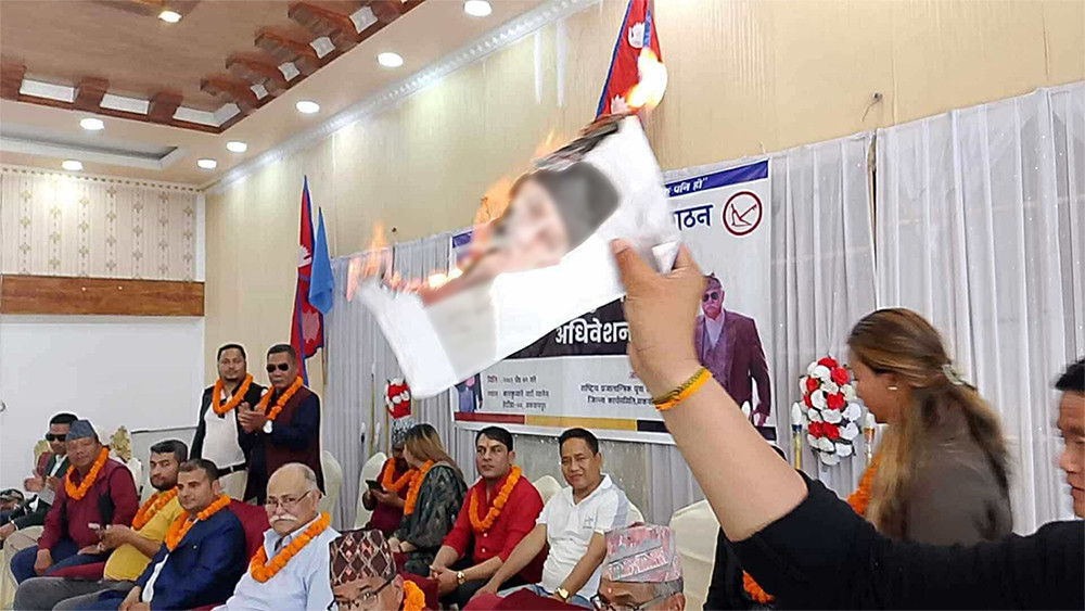राप्रपाले रोस्टममै  प्रचण्डको फोटो जलायो
