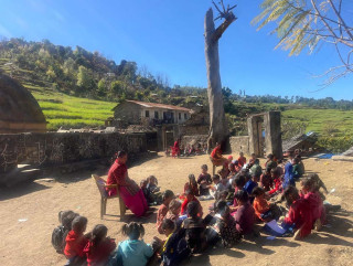 भवन नबन्दा  लामो समयदेखि खुला चौरमा पढदै  विद्यार्थी