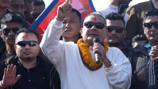 तीनकुनेको दोहोरो भिडन्त पछि  स्टेजमा फर्किए दुर्गा प्रसाईं,  संयमित भएर सभा सम्पन्न गर्न  गरे आह्वान