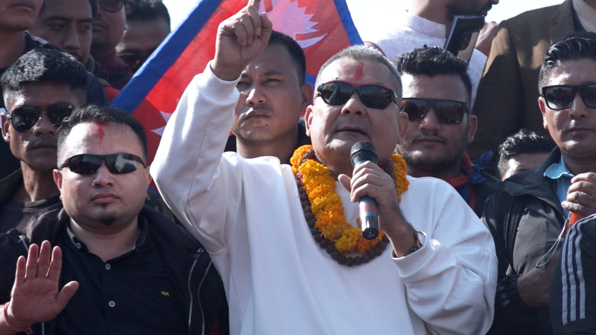 तीनकुनेको दोहोरो भिडन्त पछि  स्टेजमा फर्किए दुर्गा प्रसाईं,  संयमित भएर सभा सम्पन्न गर्न  गरे आह्वान