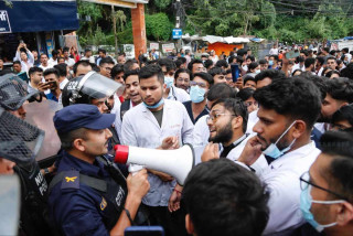 राजावादीको आन्दोलन नसेलाउँदै  देशभरका शिक्षकहरू सडकमा उत्रिए  फेरि स्वास्थ्यकर्मीहरुको  प्रदर्शन जारि
