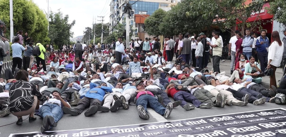 बानेश्वर सडकमा शिक्षक आन्दोलन (फोटो फिचर)
