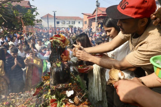 नयाँ वर्ष २०८२ को पहिलो दिन पशुपतिनाथ मन्दिरमा दर्शन गर्नेहरुको घुइँचो (तस्बिरहरू)