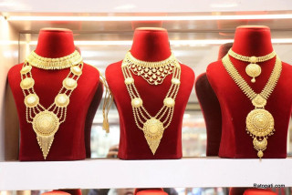 आज एकैदिन तोलामा ५ हजार ४ सयले बढ्यो सुनको मूल्य