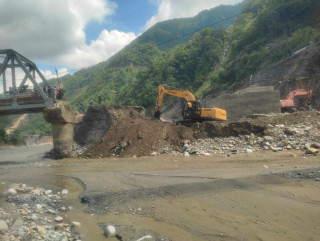बागमतीमा फसेको ट्रक निकालियो, सडक सुचारु