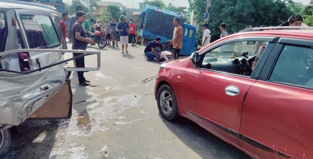 एम्बुलेन्स र स्कुल भ्यान ठोक्किँएर दुर्घटना हुँदा एक जनाको मृत्यु