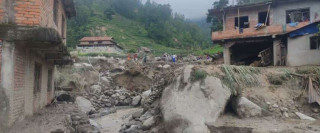 बाढीले बगाउँदा एक महिला बेपत्ता