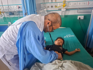 बालकको बाहिर निस्केको आन्द्राको प्रदेश अस्पताल सुर्खेतमा सफल अप्रेसन