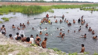 कोशी कटान क्षेत्रमा नुहाउनेको भीड