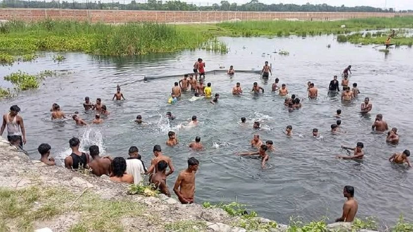 कोशी कटान क्षेत्रमा नुहाउनेको भीड