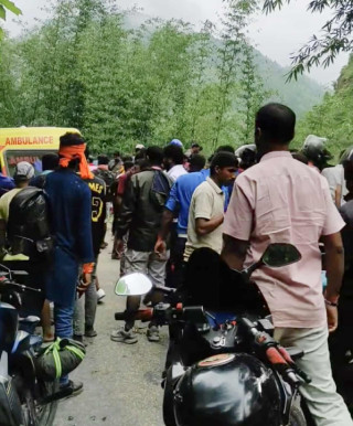 हलेसी दर्शन गरेर फर्किँदै गरेको गाडी दुर्घटना, एक जनाको मृत्यु