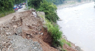 रामेछापको खिम्ती–मन्थली सडक भासिँदा आवागमन ठप्प