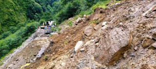 पहिरोका कारण ५१ दिनदेखि तातोपानी नाका सडक बन्द