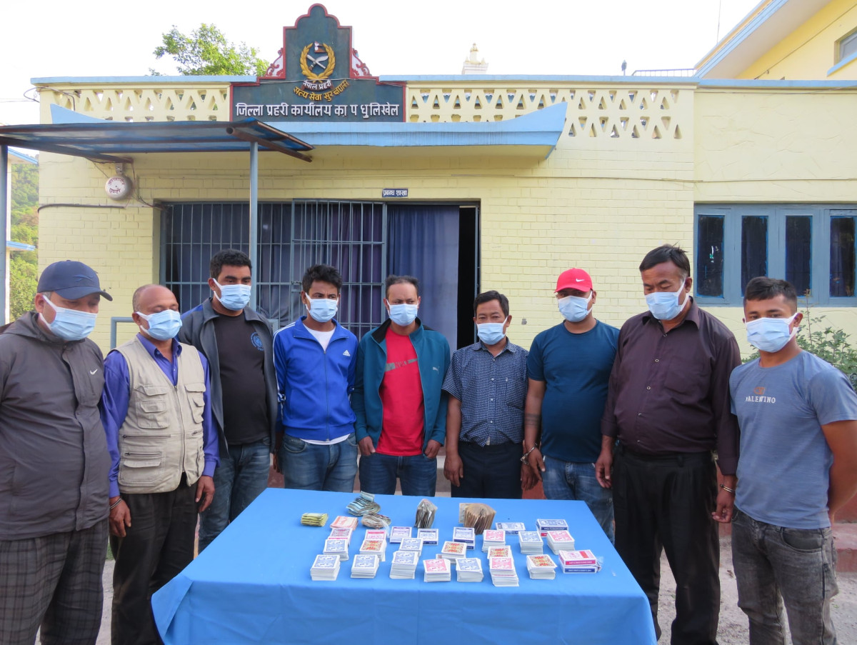 काभ्रेपलाञ्चोक  होटेलमा जुवातास  खेल्दै  गरेका  १० जना  पक्राउ