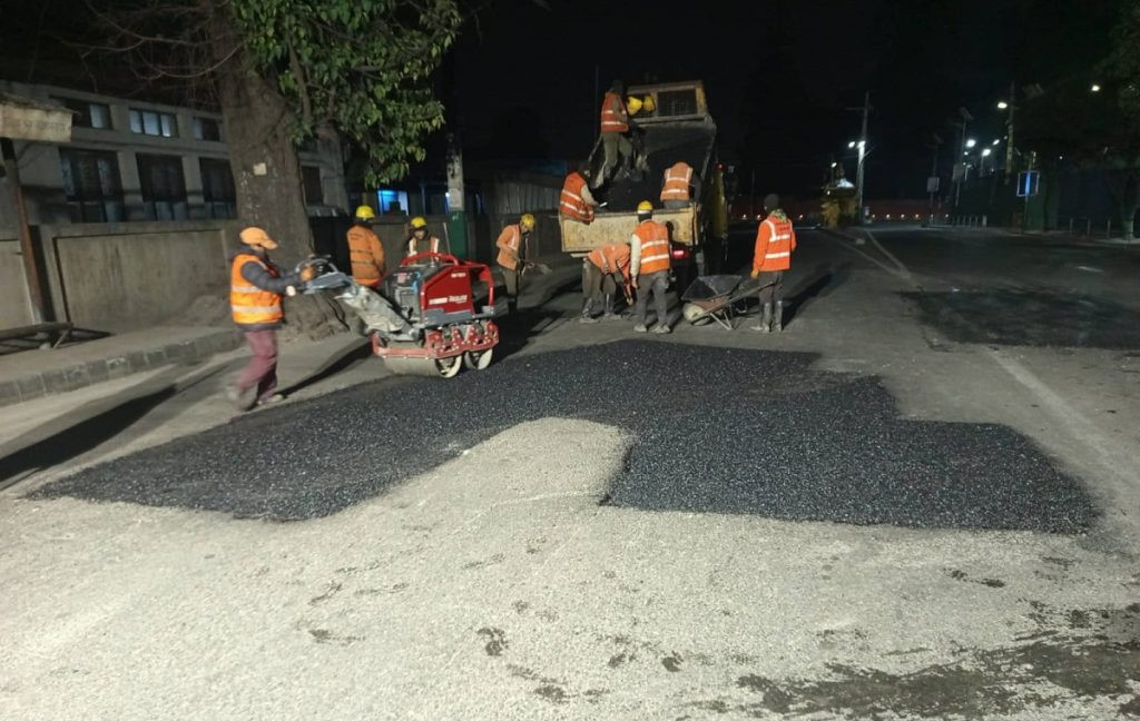 हिउँदमै पुर्न थालियो काठमाडौंमा सडकका खाल्डा