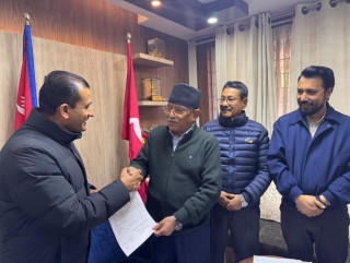 सिन्धुपाल्चोक-१ को टिकट माधवलाई हस्तान्तरण , दाहालले भने - तपाईंले जित्नुहुन्छ भन्ने पूरै विश्वास छ