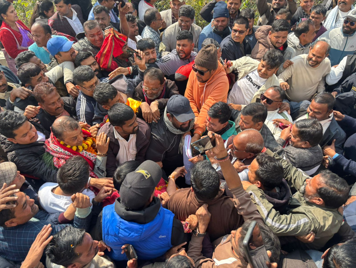 सर्लाही पुगेका  गगन थापालाई भब्य स्वागत
